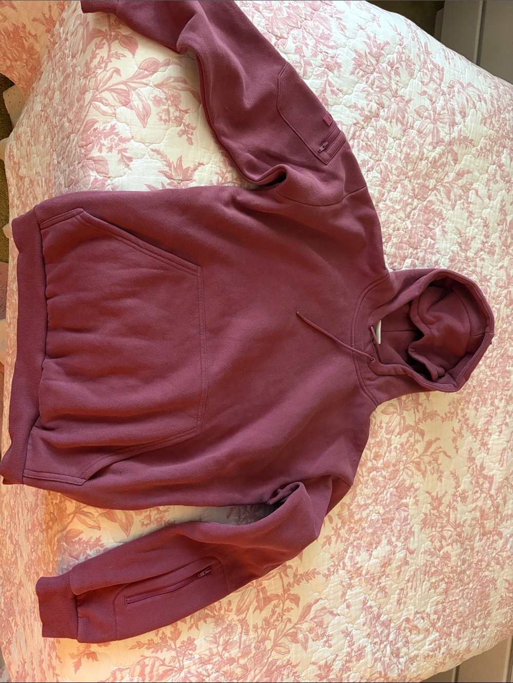 Comfrt airplane travel hoodie in Berry